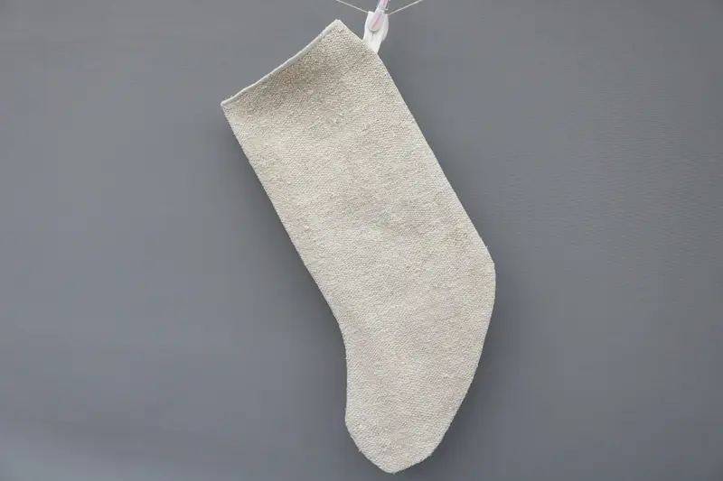 白い装飾が施されたベージュのクリスマスストッキング、幅9インチのホリデーストッキング