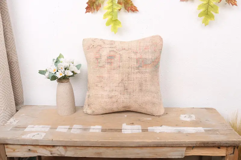 Handgefertigtes, besticktes Kissen im Südwesten, Vintage-Kissen in Beige und Rosa