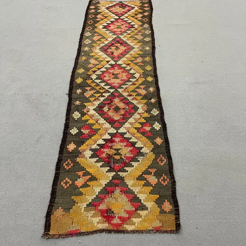 Eleganter grüner Orientteppich, 2,3 x 8,6 Fuß mit gelben Akzenten