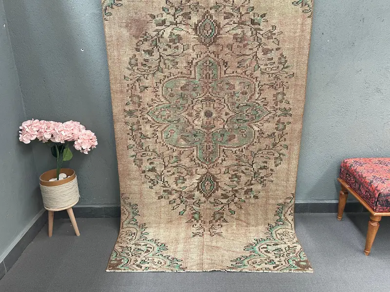 Türkischer Vintage-Teppich, Fläche 3,9 x 7,5 Fuß (120 x 228 cm), Wollteppich mit braunem Rand - 1