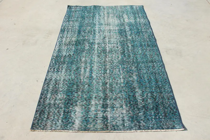 Türkischer Vintage-Teppich, 4 x 6,7 Fuß großer Oushak-Teppich, blau-weißer Blumenteppich - 1