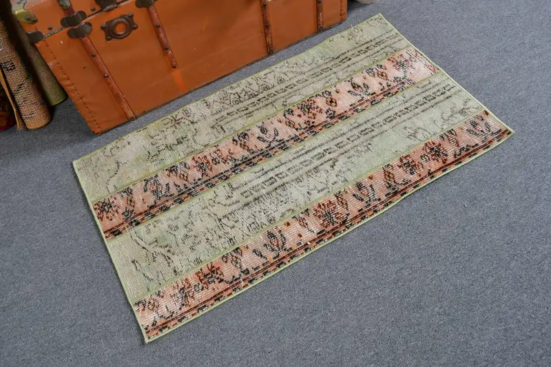 Vintage Halı, 2.2x3.9 ft Küçük Halı, Yeşil Hayvan Baskı Yün Türk Halısı - 1