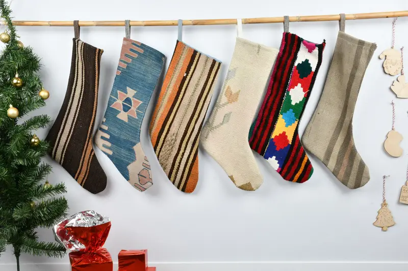 Şenlikli Noel Süsleri Deseni, 8 İnç Genişliğinde Noel Çorabı