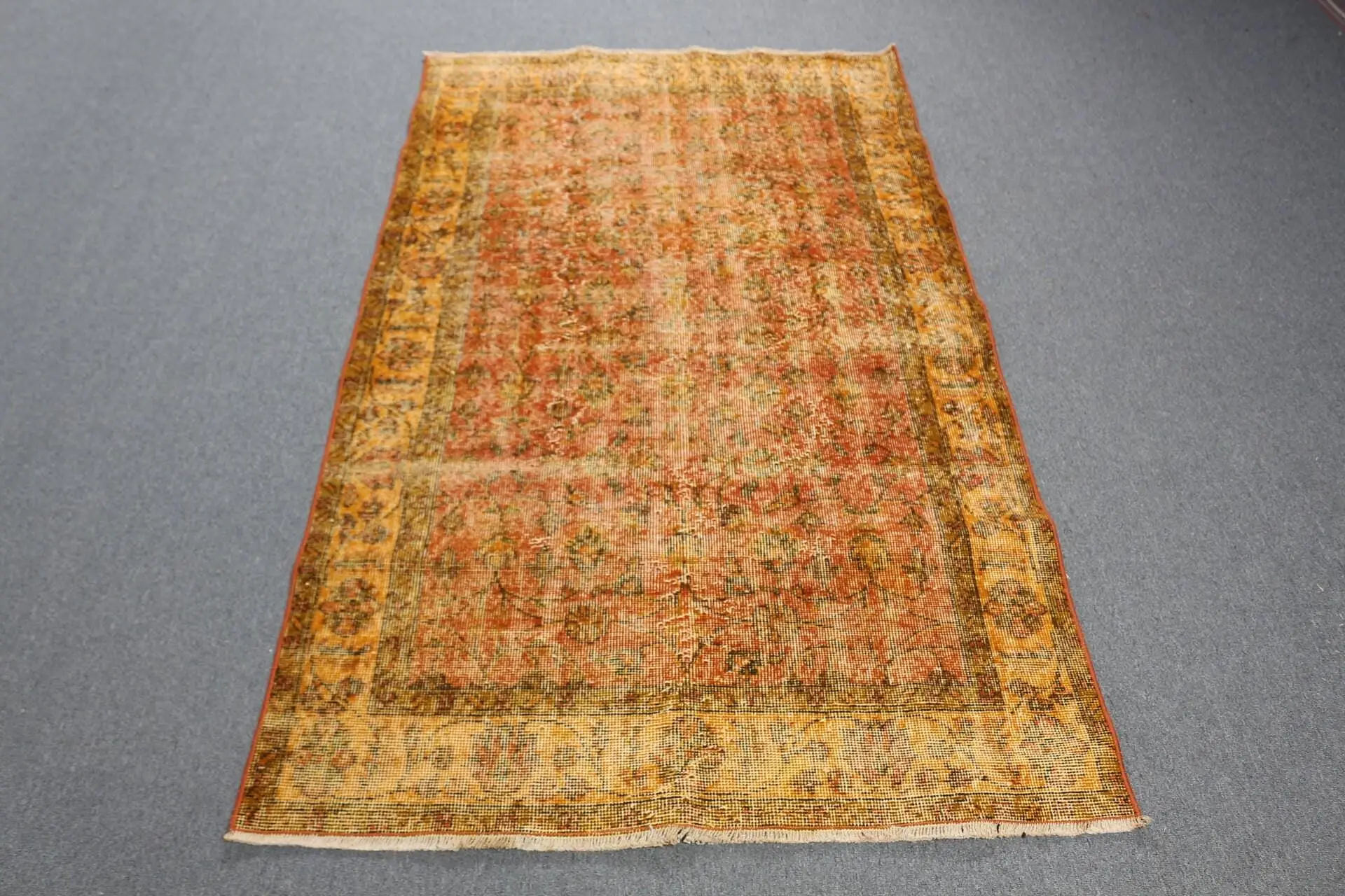 Türkischer 3,7 x 6,5 Fuß großer Teppich, Vintage-Teppich, orange-gelber abstrakter Teppich - 1