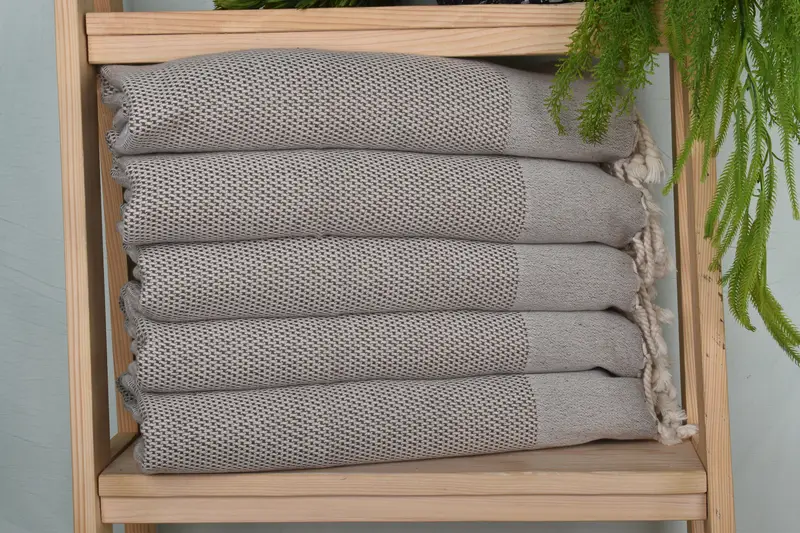 Monogramlı el havlu, gelin duş iyiliği, 44x24 pamuklu polka nokta havlu, düğün iyilikleri, gelin için düğün hediyesi, kişiselleştirilmiş el havlu - 1