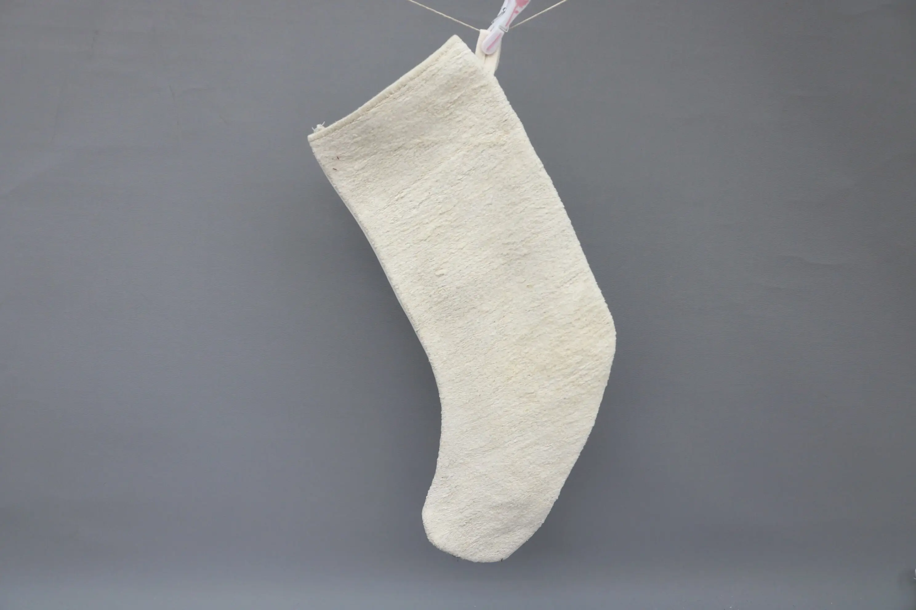 Beigefarbener Weihnachtsstrumpf mit weißen Ornamenten, festliche Weihnachtsdekoration - 1