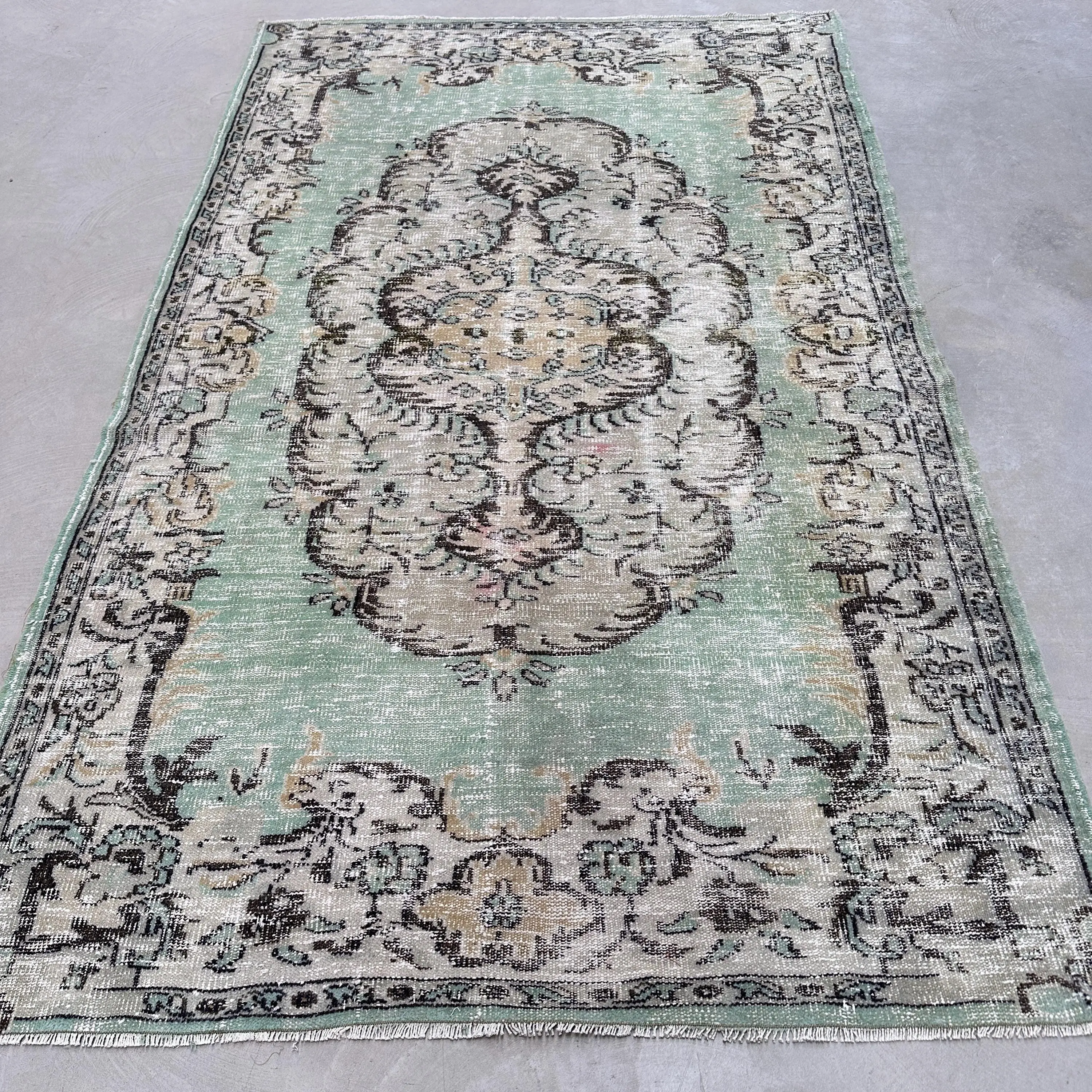 Großer Vintage-Teppich 165 x 268 cm, grün karierter türkischer Teppich - 1