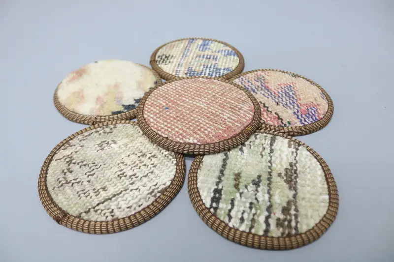 Böhmischer runder Untersetzer in Blau und Beige, einzigartiger Tischuntersetzer