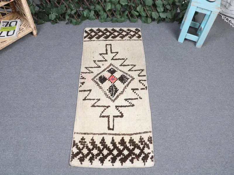 Elegant Beige Floral Rug, 1.5x3.5 ft Beige & Brown