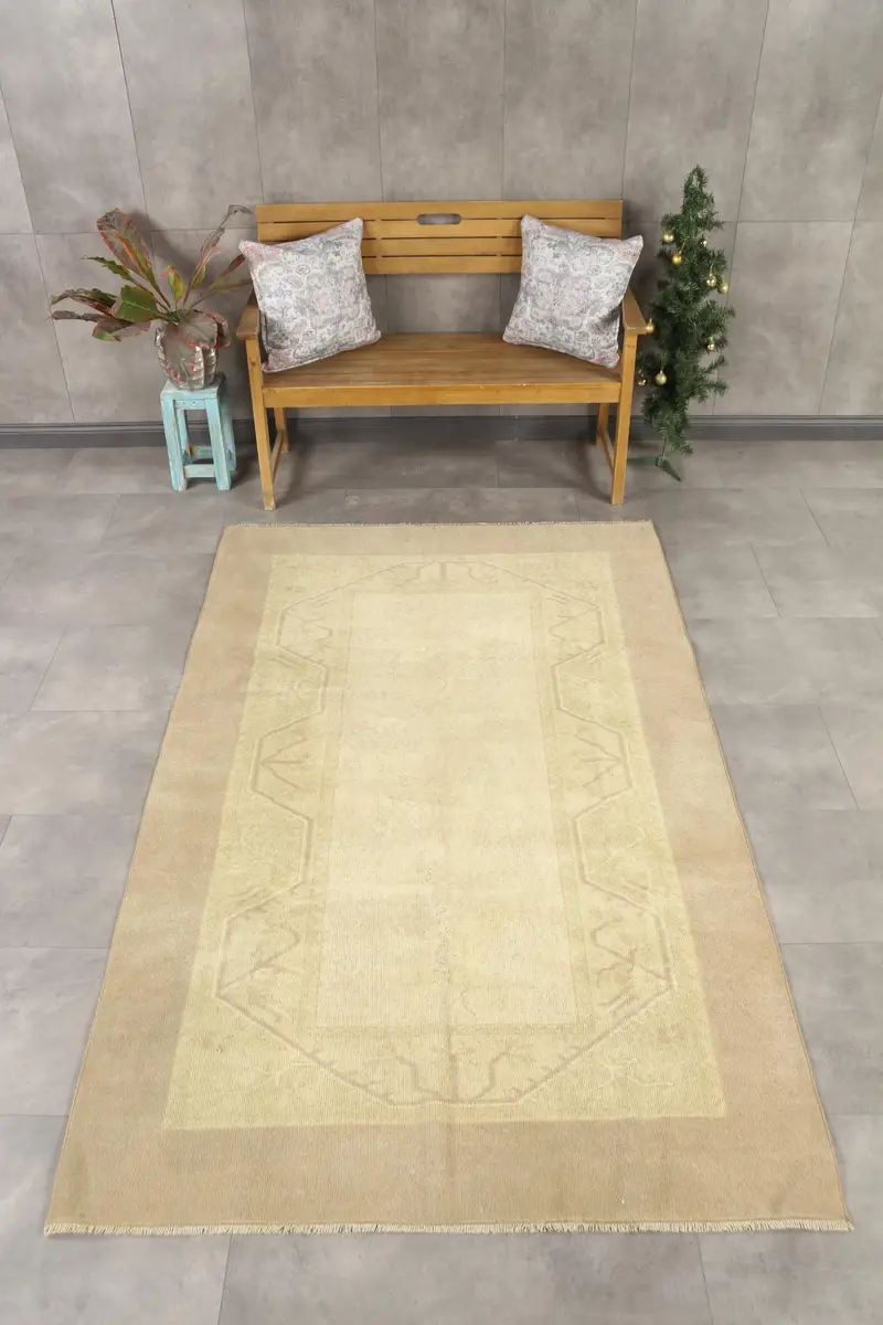 Türkischer Vintage-Teppich, Fläche 4,7 x 7,9 ft (142 x 240 cm), beigefarbener Teppich aus massiver Wolle - 1