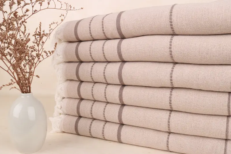 Toalla de playa Monogram a rayas marrón-beige, algodón orgánico, 40 x 71 pulgadas