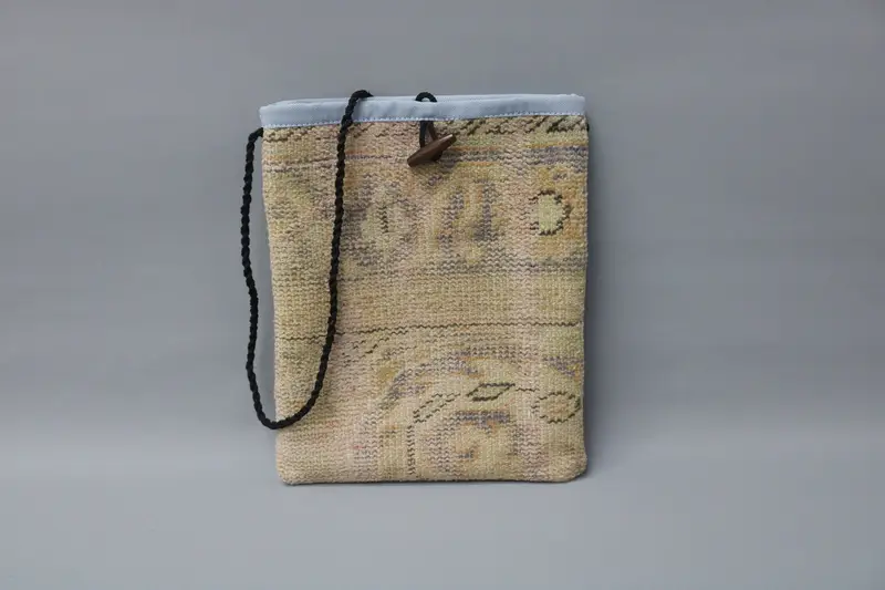 調節可能なストラップ付きキリムバッグ、ヴィンテージモチーフ付きウールクロスボディ