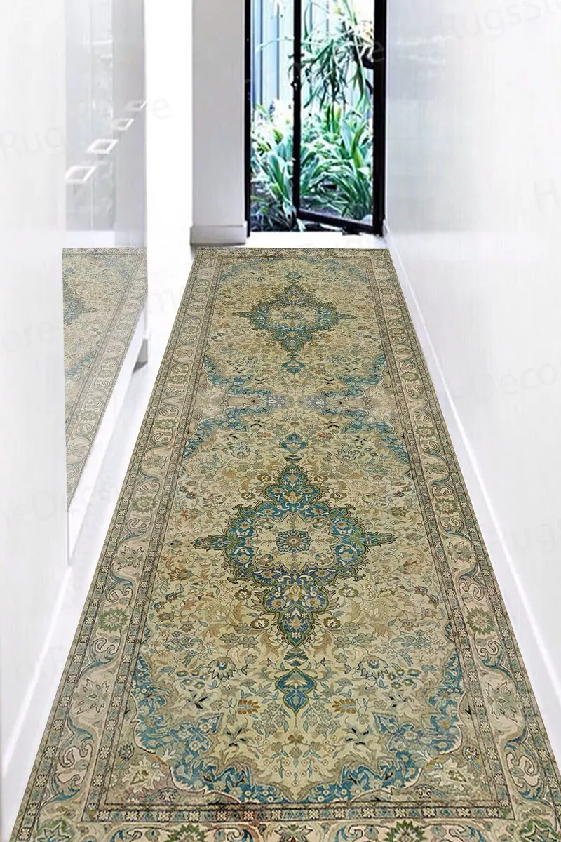 Bedruckter Teppich mit Blumenmuster in sanften Grün- und Brauntönen