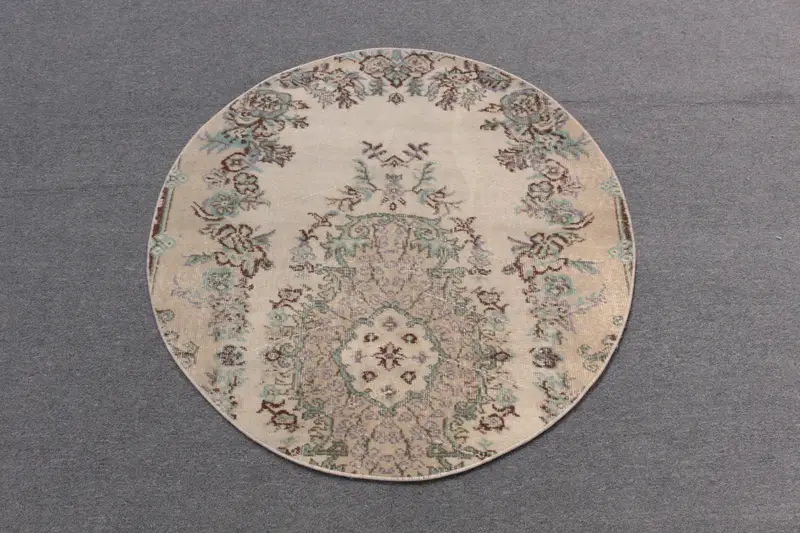 エレガントなベージュのオリエンタルラグ、3.4x3.44フィート、グリーンアクセント