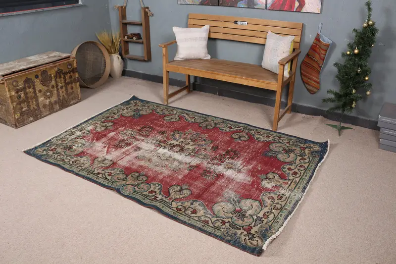 レッド&ブルー ラグ、幾何学模様の花モチーフ 140x210 cm