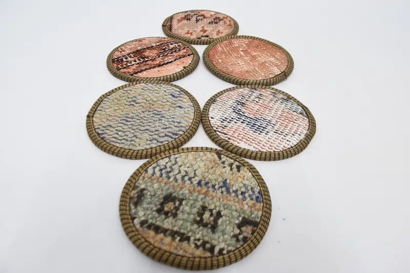 Posavasos azules y naranjas, posavasos duraderos y elegantes.