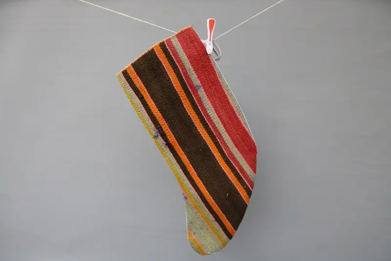 Medias navideñas rojas con adornos marrones, medias festivas