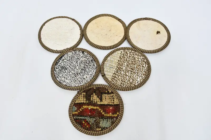 Elegantes posavasos redondos beige y marrón, juego de posavasos planos premium