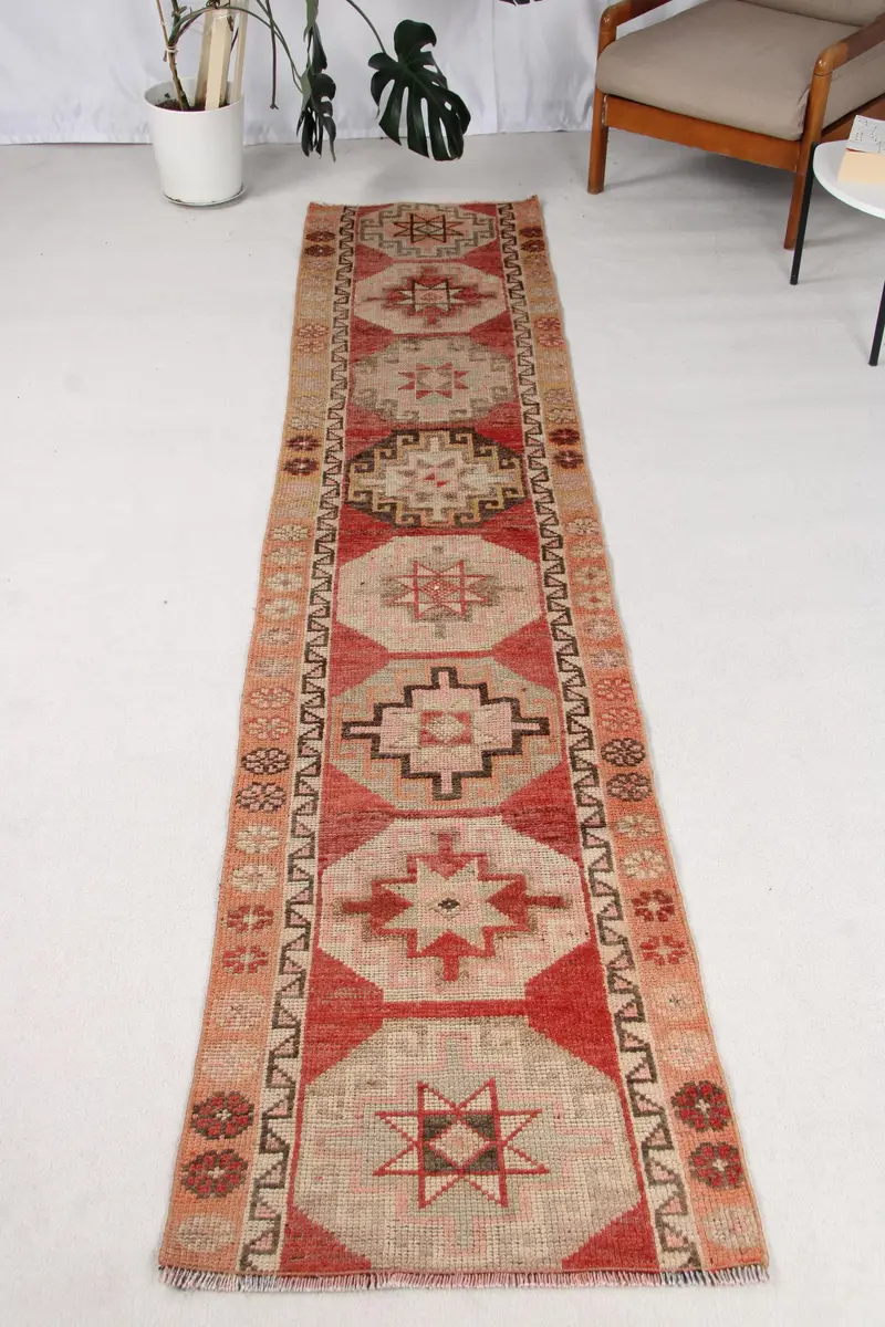 Türkischer Vintage-Teppich, 2,4 x 10,6 Fuß großer Herki-Teppich, rotbrauner Wollteppich mit Rand - 1
