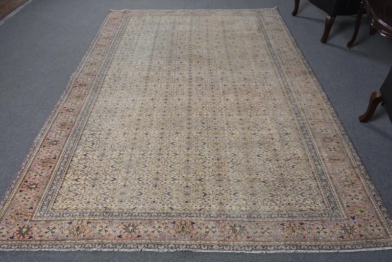 Handgefertigter Teppich in Beige und Lila, 6,3 x 9,3 Fuß, Tarnung