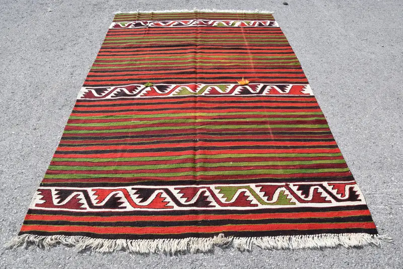 Alfombra vintage, alfombra turca de 5,3x8 pies, alfombra de lana de cuadros verde rojo - 1