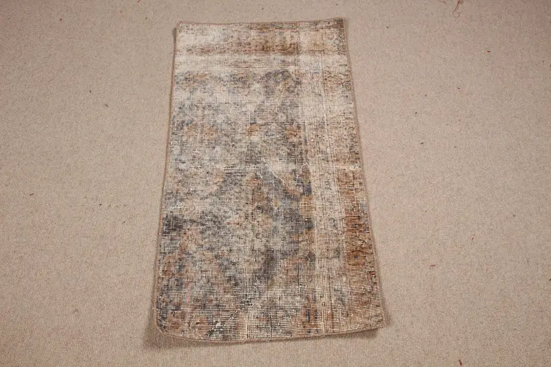 ブラウンイカットラグ、1.7x3.2フィート、グリーンアクセント付き