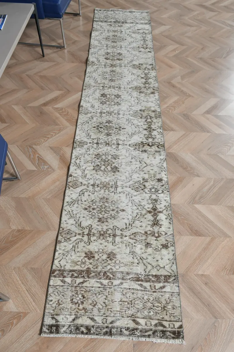 Alfombra turca de 1,9x10 pies, alfombra corredor vintage, alfombra de lana con estampado animal blanco - 1