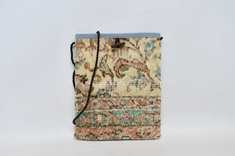 調節可能なストラップ、ボタン留め付きウールヴィンテージキリムバッグ、クロスボディ