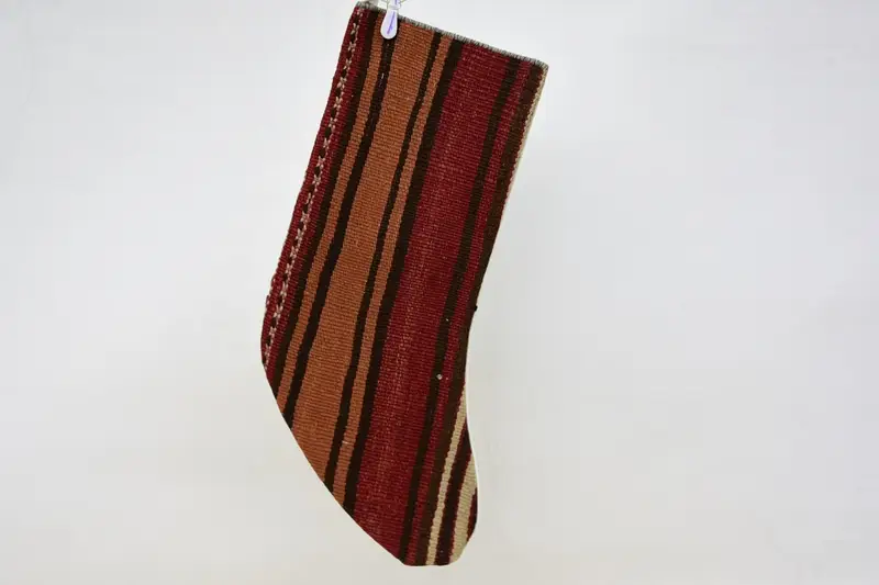 お祝いの赤とオレンジのクリスマスストッキング、居心地の良いホリデーデコレーション