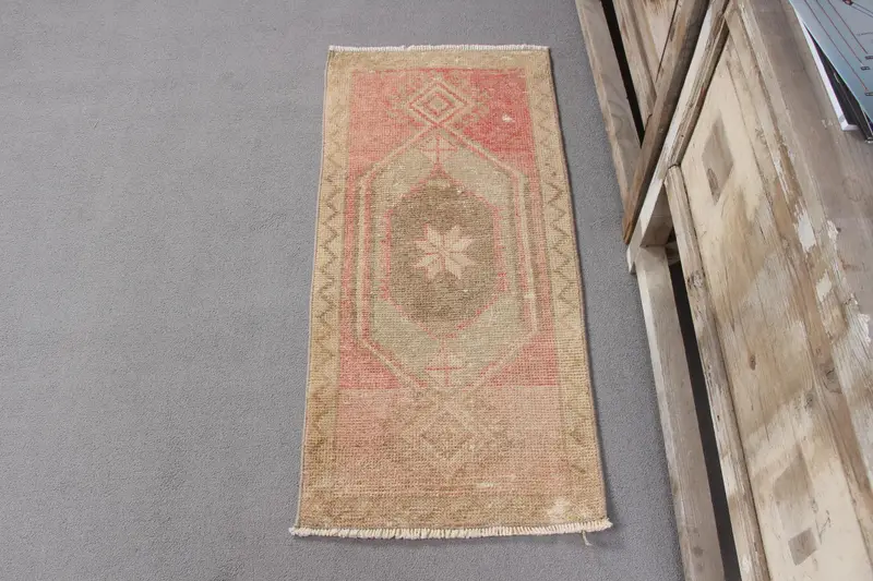 Handgefertigter rot-beiger Teppich, 1,2x3,3 ft geometrisch floral