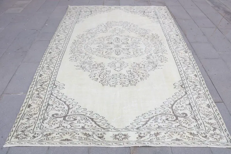 Alfombra turca vintage grande de 5,8x9,2 pies, alfombra de lana floral blanca - 1