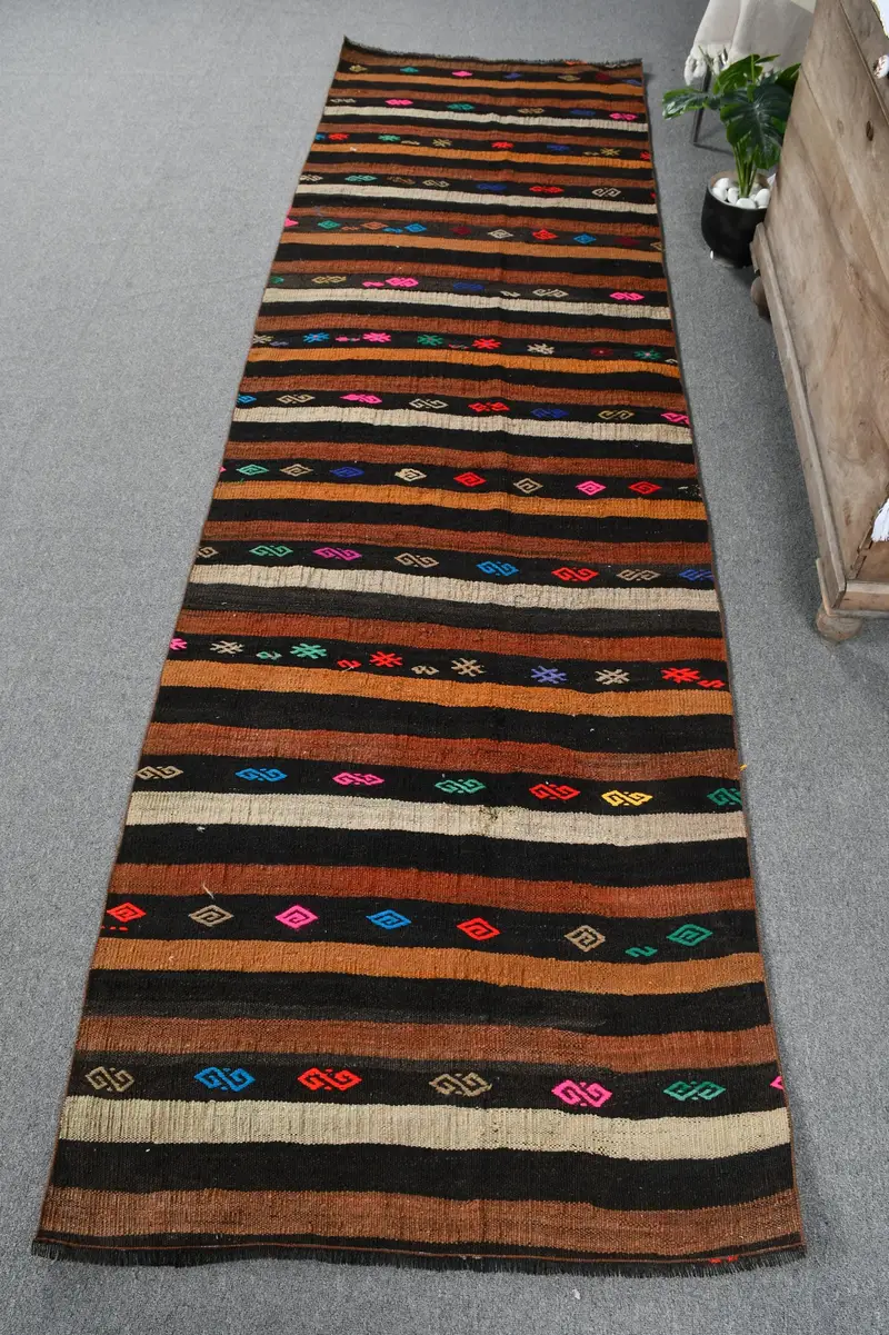 Schwarzer und orangefarbener Teppich, 3 x 10,3 Fuß großes botanisches Design