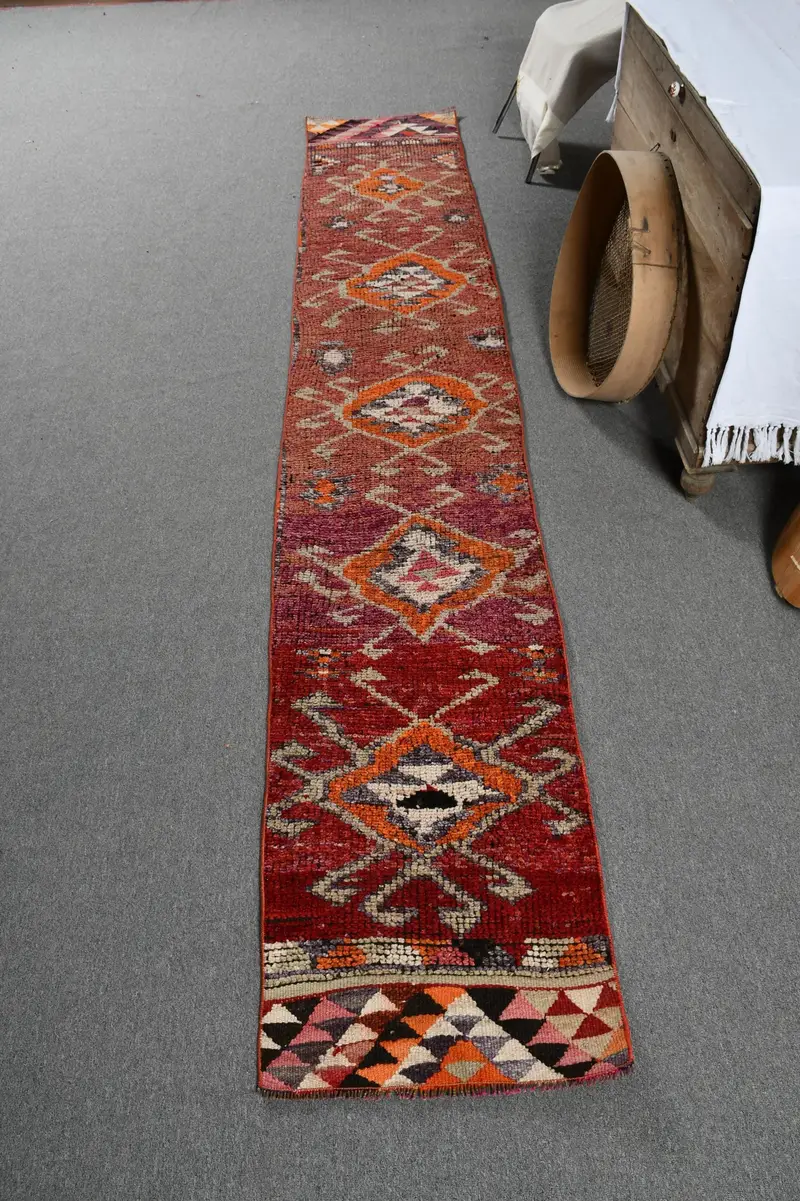 Vintage Läuferteppich 1,8x10,8 Fuß, rot gestreifter türkischer Wollteppich - 1