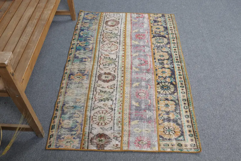 ベージュのモロッコ風ラグ、2.9x4.6フィート、グリーンアクセント付き