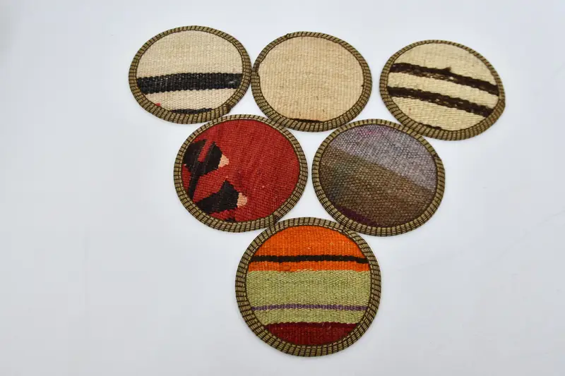 Posavasos redondos bohemios, posavasos tribales beige y rojos