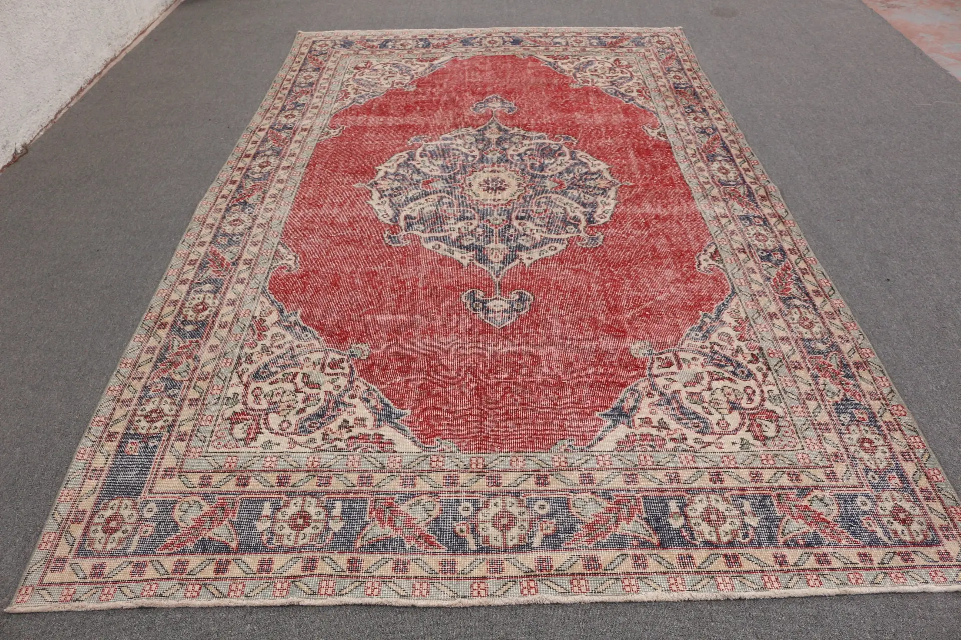 Türkischer Vintage-Übergröße-Teppich 6,5 x 10,8 Fuß, rot-blauer Teppich mit Pflanzen und Bäumen - 1
