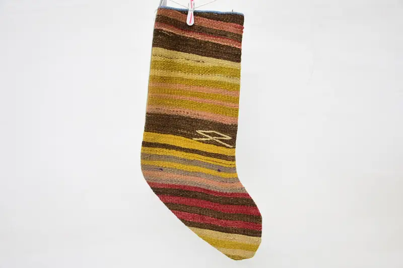 Calcetín navideño marrón y rojo, calcetín con patrón de adornos festivos de 14 pulgadas