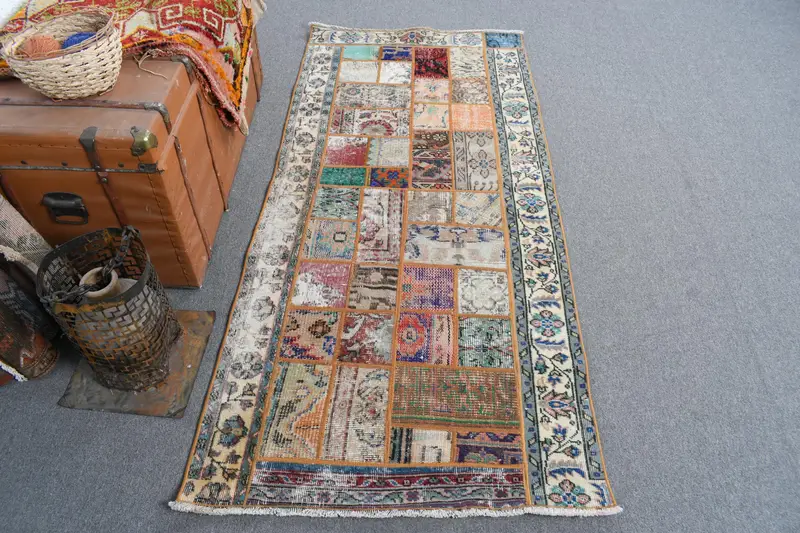 レッド オリエンタル ラグ、2.9x6.2 フィート、ブルーのアクセント付き