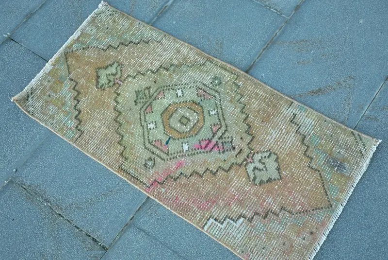 1,3x2,7 ft Teppich, Vintage Oushak Teppich, türkischer brauner Wollteppich mit Tiermuster - 1