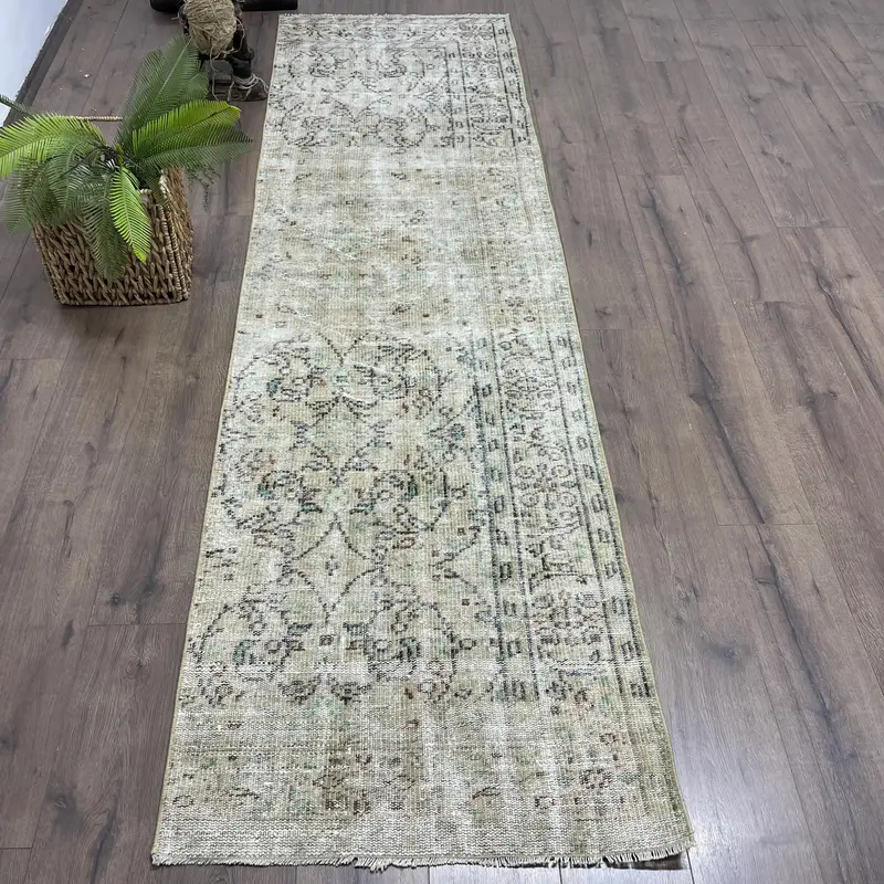 エレガントなベージュのオリエンタルラグ、2.6x9フィート、ブラックアクセント付き