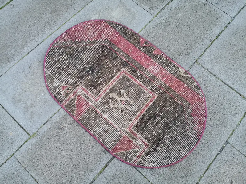 Roter Orientteppich, 1,67 x 2,67 Fuß mit grauen Akzenten