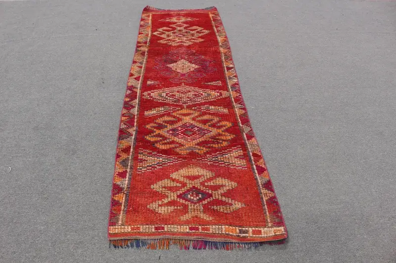 2.7x8.9フィートの赤いイカットラグ、鮮やかなオレンジのアクセント