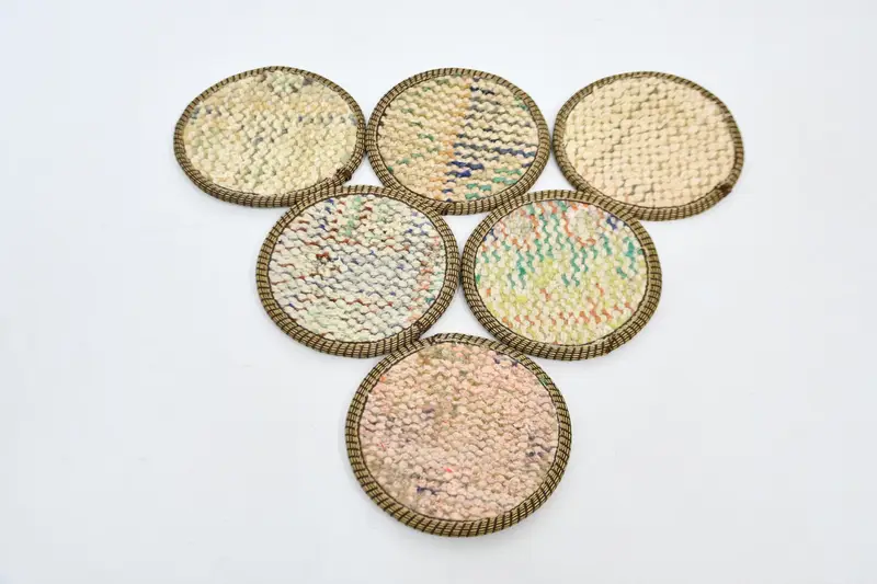 Elegantes posavasos beige y bronce, posavasos tejidos de diseño oriental