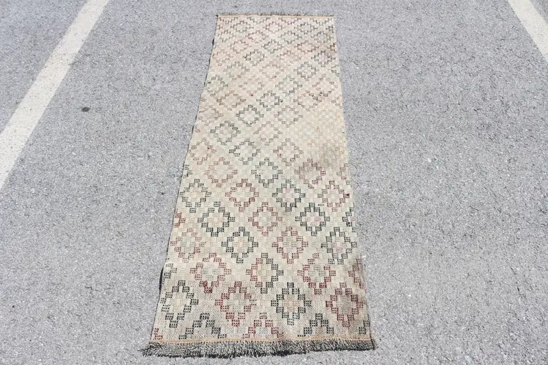 Türkischer 2,1 x 6 Fuß großer Kelim-Vintage-Teppich, brauner Wollteppich mit Tiermuster - 1