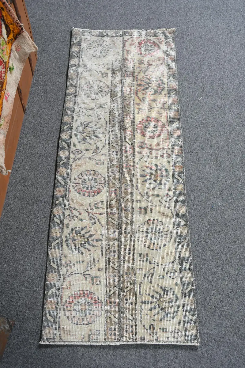 Eleganter Teppich in Beige und Grau, 1,6 x 4,6 Fuß, schickes Karodesign