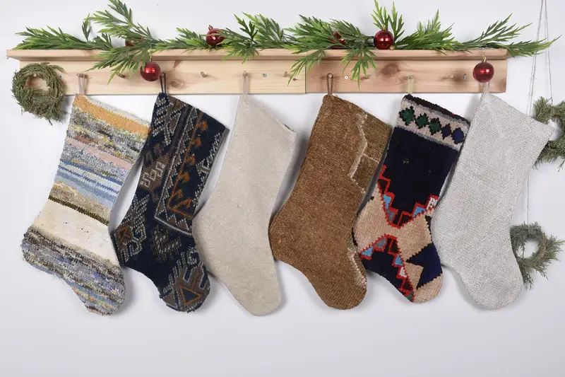 Beigefarbener Strumpf mit Weihnachtsornamentenmuster, festliche Weihnachtsdekoration