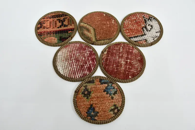 Rote und orangefarbene Untersetzer, langlebige und stilvolle Teppichuntersetzer