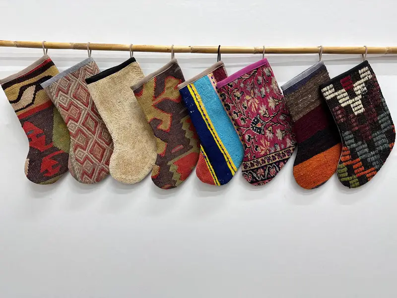 Şenlikli Noel Süsleri Deseni, 7 İnç Genişliğinde Noel Çorabı