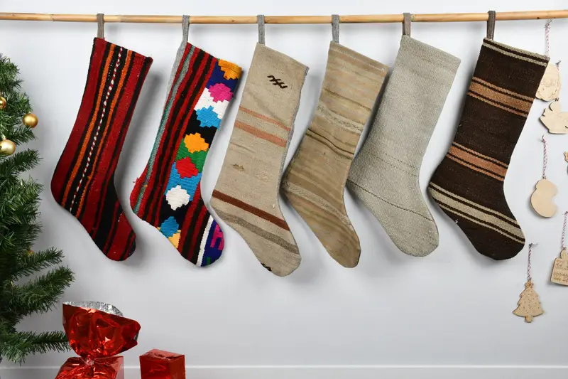 Şenlikli Noel Süsleri Deseni, 8 İnç Geniş Tatil Çorabı