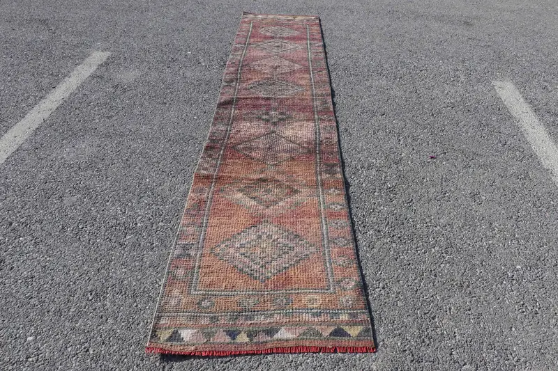 Türk Vintage Halı, 2.4x11.4 ft Herki Halı, Kırmızı Kahverengi Kareli Yün Halı - 1